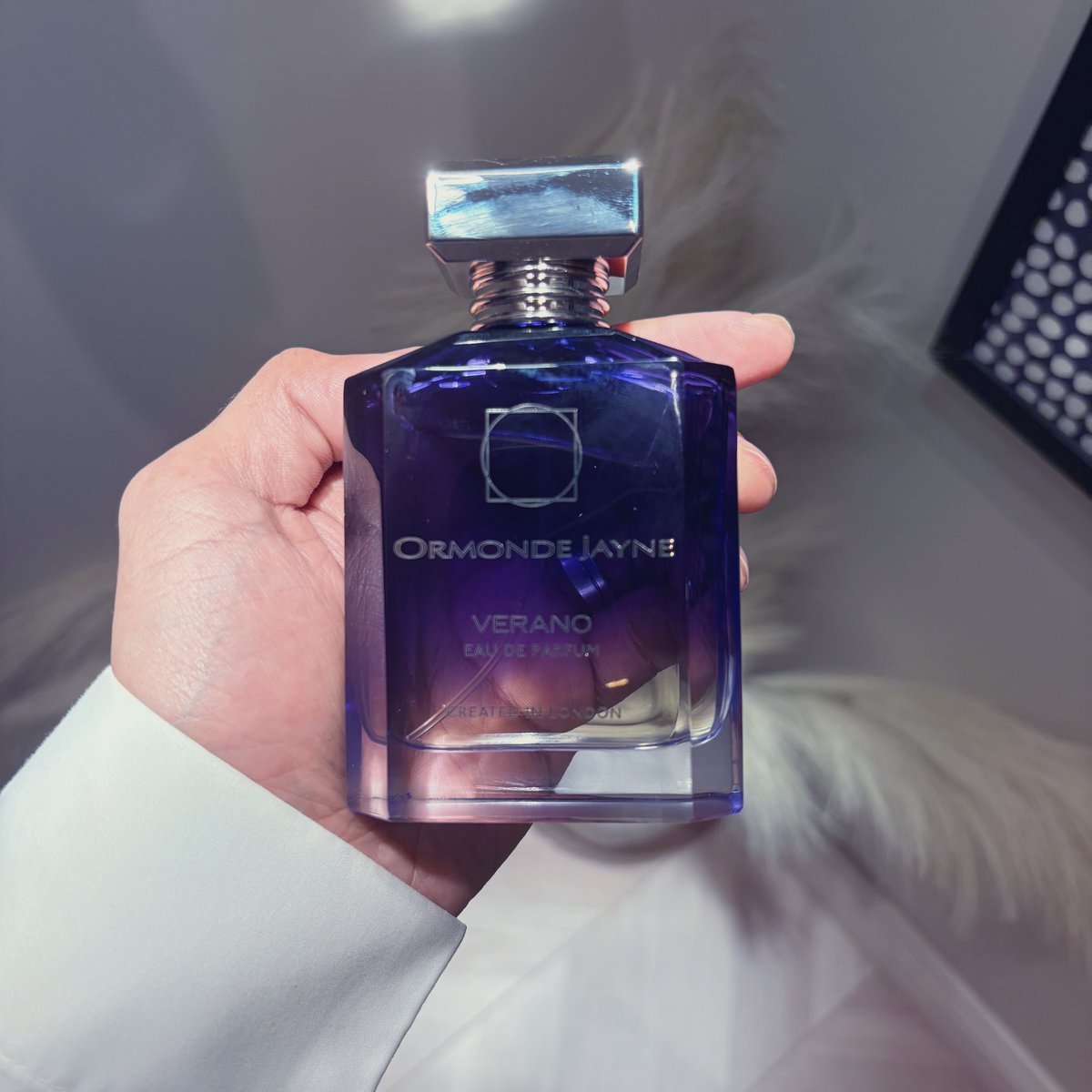 تتعطر منه.. وتحس إنك كملت ملامح كشختك. هدوء، فخامة، وتميز. باختصار: عطر للي يعرفون قيمة التفاصيل."