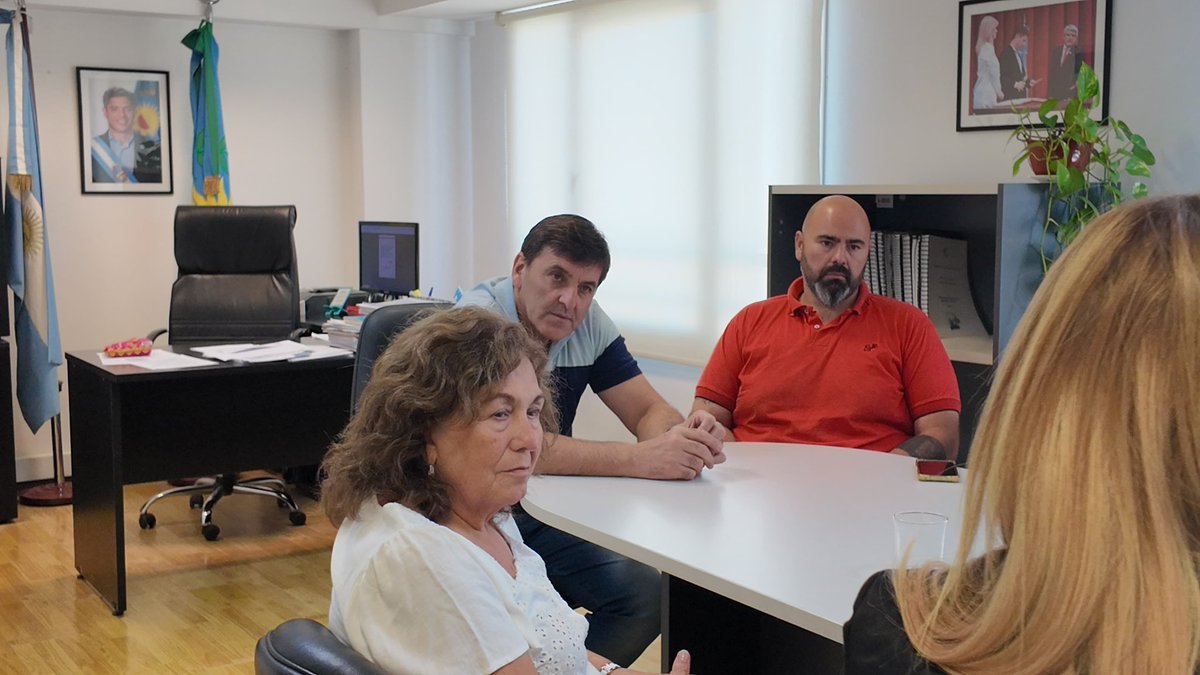 La subsecretaria de Empleo, <a href="/cecisoiza/">cecisoiza</a> mantuvo un encuentro con representantes de Transporte Giuliano y del Sindicato de Camioneros regional Monte, junto a autoridades políticas, para analizar la situación del empleo en la región y la preocupación por las fuentes de trabajo.