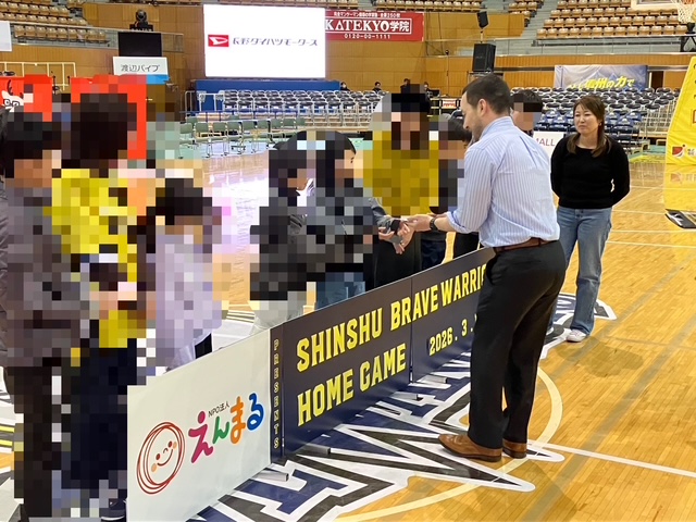 npoenmaru's tweet photo. 【信州BW勝久マイケルHCご夫妻のご支援を受け、ひとり親家庭の皆さまをホームゲームにご招待しました。】
昨年に続き、今年もひとり親家庭の皆さまに観戦の機会をお届けすることができました。
詳細はHPに記載をしています。
https://t.co/lOblLD6Vxx
 #信州ブレイブウォリアーズ
 #勝久マイケルHC https://t.co/yYFFK2LTdg