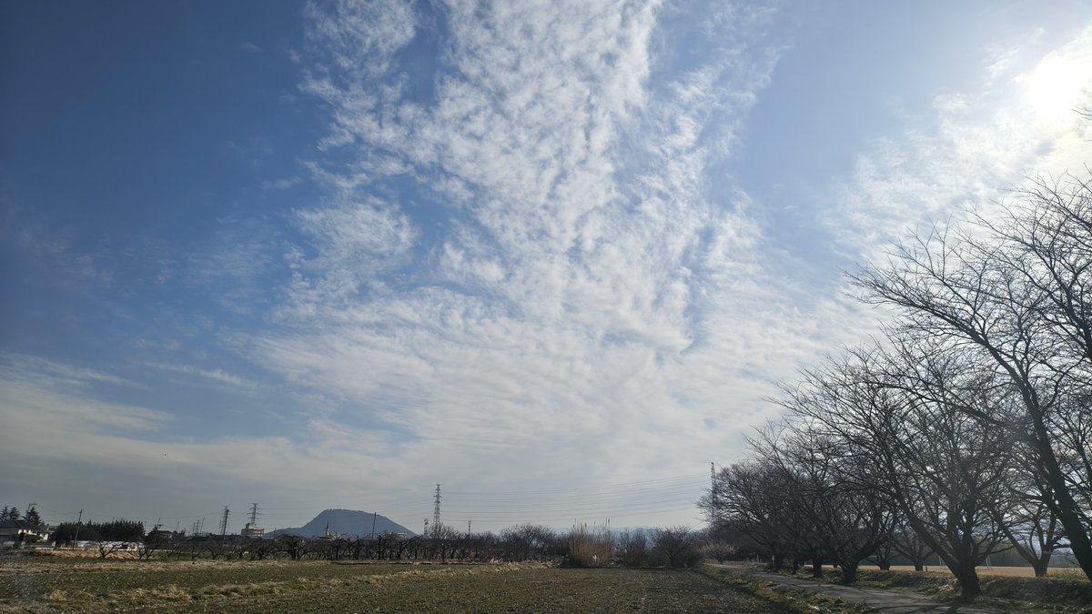 おはようございます🌤

現在の気温は3度で最高気温は13度の予報です
いや〜日光が暖かくて通勤途中で暖房切りました(笑)
いや〜春ですね😊
外に出たらクシャミと鼻水🤧が

皆さん健康第一で福のある素敵な1日を👋🥸
 #イマソラ
 #空ネット
 #福島市
 #福の空
 #ギャラリー梟前