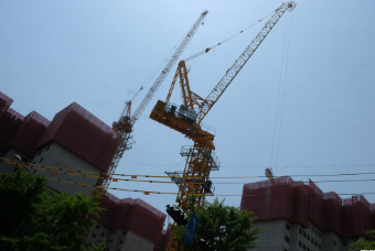 joshrc2020's tweet photo. 現代建設の遠隔クレーン導入に、操縦士たち「市民の安全を脅かす」／韓国の労災・安全衛生2026年02月03日 https://t.co/bS6ENfo78z https://t.co/lkl3cJdpcz