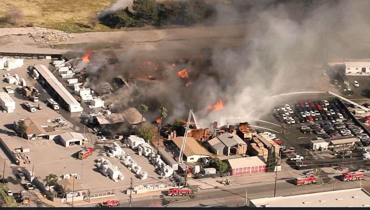DanielFireTruck's tweet photo. #MainStreetFire Asides from the Pallet Yard Fire, The Vegetation Fire is 2 acres, Rapid ROS, Wind Driven.
The Fire is within Riverside Jurisdiction, itโll be a bit before a Copter gets approved to come out to assist, Cal Fire and Riverside County Fire is assisting. https://t.co/1G2WvLJtw2