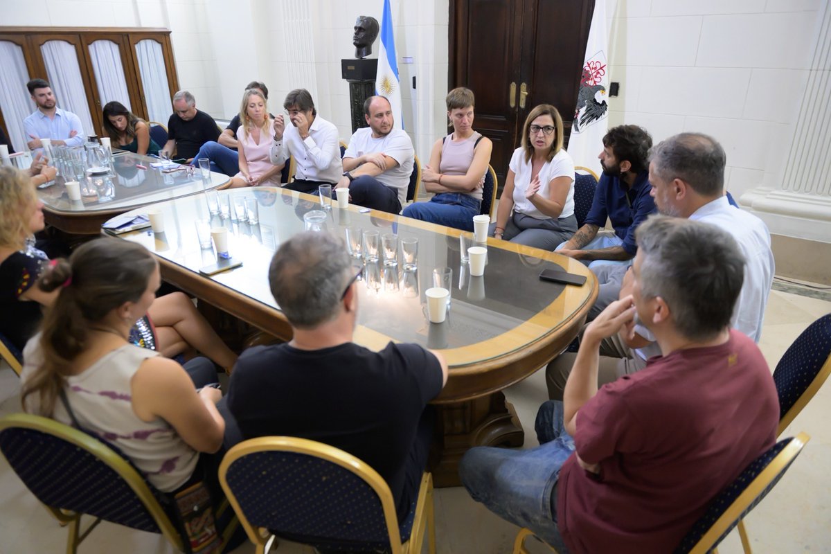 NeiraClaudia's tweet photo. A contramano del mundo y de nuestra propia Constitución, @jorgemacri quiere concesionar los medios públicos de la Ciudad. 
Hoy nos reunimos con los gremios y representantes de sus trabajadores para acompañarlos y expresar nuestra posición: los medios públicos deben ser gestionados por el Estado, garantizando sus fines con eficiencia y calidad.