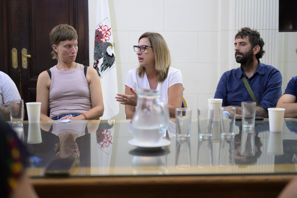 NeiraClaudia's tweet photo. A contramano del mundo y de nuestra propia Constitución, @jorgemacri quiere concesionar los medios públicos de la Ciudad. 
Hoy nos reunimos con los gremios y representantes de sus trabajadores para acompañarlos y expresar nuestra posición: los medios públicos deben ser gestionados por el Estado, garantizando sus fines con eficiencia y calidad.