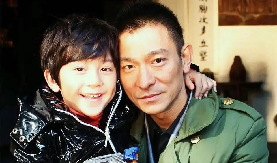 FKShi's tweet photo. Born in 2005, #LinMuRan has been acting since 2006. It’s no surprise, then, that he has been photographed with senior actors and actresses such as #AndyLau, #LiuTao, #LiLanDi, #ChenZheYuan, #HuJun etc https://t.co/Egs7RkKaBm