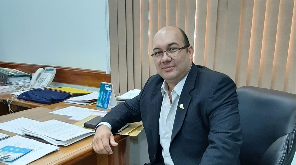 hectordalegre's tweet photo. #LesióndeConfianza 
El concejal municipal Luis Alberto Sala Ferreira, de Santa Rosa del Aguaray, fue acusado en una causa por presunto tráfico de influencias. Según la acusación presentada por el querellante adhesivo Wenceslao Avalos Barrios, los hechos se originan a partir de una operación vinculada a la venta de una fracción de un inmueble en el distrito de Lima (hoy Santa Rosa del Aguaray), realizada por los padres del denunciante con la empresa RAÍCES S.A. 
La parte acusadora sostiene que, en el marco de dicha negociación, el acusado habría utilizado su posición e influencia para intervenir en situaciones relacionadas con la aprobación de un plano de fraccionamiento solicitando pra ello la suma de 24 millones de guaranies,  lo que motivó la presentación de la denuncia, la grabación y posterior aprehensión del mismo.
La aprehensión del mismo se dio en fecha 29 de julio de 2025 en la estación petrobras ruta py 08 siendo las 1430 hs.
Uno más
Mañana más detalles en #AlQueMadruga por Radio @1000_am