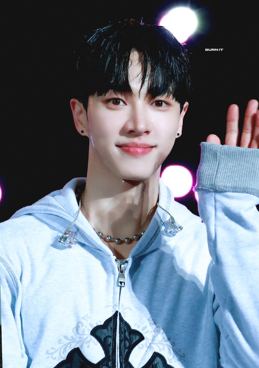 BURNIT0330's tweet photo. 260314 인사하느라 바뿌심 👋🙂

#하이라이트 #이기광 #LEEGIKWANG #HIGHLIGHT #비스트 #BEAST @900_330 https://t.co/8dq4r0HUBs