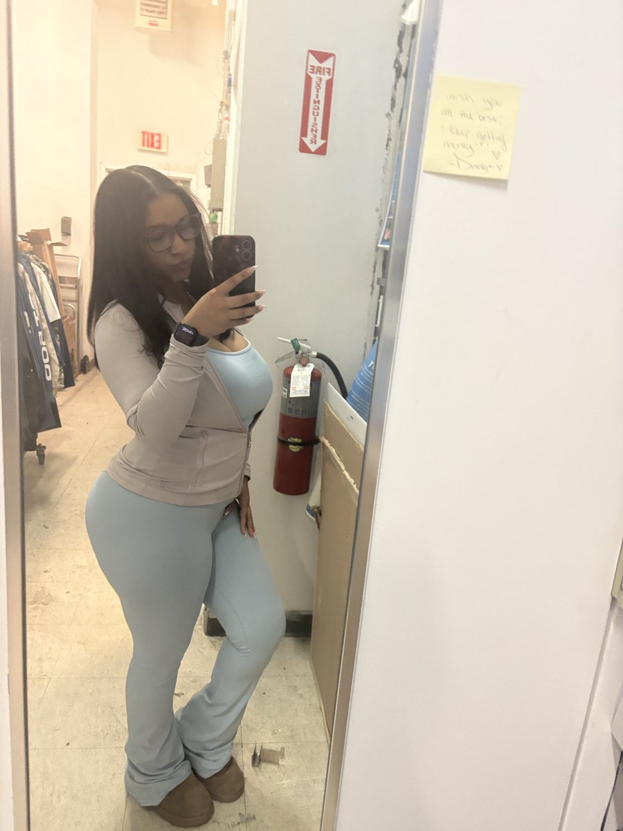 jsmyahere's tweet photo. my personal trainer said i gotta drop 25 lbs 😩i need tips and stuff to eat during my 1400 cal deficit https://t.co/L96mR7yNOm