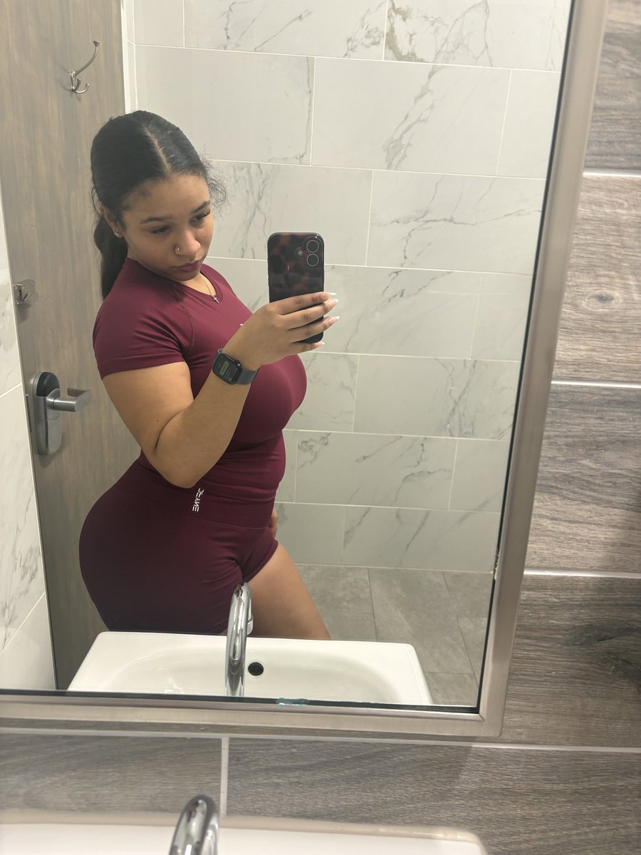 jsmyahere's tweet photo. my personal trainer said i gotta drop 25 lbs 😩i need tips and stuff to eat during my 1400 cal deficit https://t.co/L96mR7yNOm