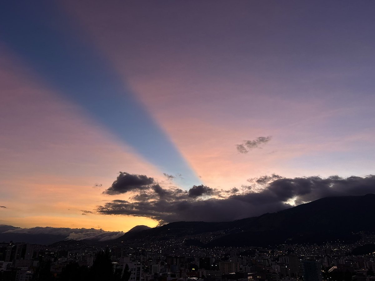 Cielo de #Quito en dos tomas:

18:33: vista hacia el valle de #Tumbaco.
18:35: vista hacia el #Pichincha.

#nohaycielocomodeQuito