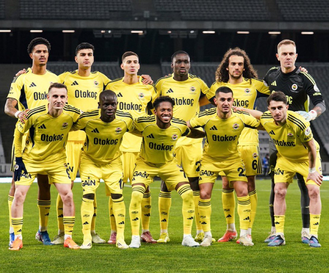 FenerFanMH's tweet photo. ⚽️ SÜPER LİG BİTTİ! BİTTİ AMA NE ZAMAN?!

⚽️ FENERBAHÇE BU SENE DE, ÖNÜMÜZDEKİ 24 SENE DE ŞAMPİYON OLAMAZ!!! OLAMAYACA DA...

⚽️ İŞTE SEBEPLERİ;

💱  Lig aslında ne zaman bitti biliyor musunuz? 

🔥Fenerbahçe Trabzonspor’u yendi, Galatasaray Konya’ya yenildi ya... İşte o zaman bitti.

☣️Galatasaray Kulübü hakem hocalarının %90’ının ofsayt dediği pozisyon üzerinden müthiş bir algı yürüttü. TFF ile “fake war” başlattı. Yani sahte savaş.

🔊 Bakın şu anda Galatasaray Kulübü’nün sesi çıkıyor mu? 
🔊Çıkmaz çünkü mutlu ve huzurlular. 
🔊Yeni sezona da “TFF’ye güveniyoruz” diyerek başlarlar. 

🔥İşte Trabzonspor ve Konya maçından sonra Fenerbahçe’nin puan kayıpları ardı ardına geldi.

🏮Galatasaray’ın oynadığı maçlarda sırasıyla sayıyorum; Eren Elmalı, Sane, Osimhen, Torreira ve Singo gibi kilit oyuncuların kırmızı kartları göz göre göre verilmedi. 

🏮Hele Beşiktaş maçında Osimhen’in ikinci sarı kartı, Sane’nin erken kırmızı kartı yine göz göre göre atlandı. 

🏮Örneğin Torreria olayı. Tribüne çıkıp sevinmesi tüm kurallara göre sarı kart. O sarı kartı görse Beşiktaş maçında oynamayacaktı. Yan hakem bile o anda sarı kart gelecek diye not defterini çıkarıp hazırlanmıştı. Ama çıkmadı. Bir hafta sonra aynı olayda Guendouzi’ye anında sarı kart çıktı.

🟨Osimhen düdükten sonra topa vurdu. Yine sarı kart. Ama orta hakem kafasını çevirip olayı görmemezlikten geldi. Kart çıksa 2. sarı karttan kırmızı kart. Ve tüm bunları gözümüzün içine baka baka yaptılar. 

🟨Bu olayların Galatasaray aleyhine olduğunu düşünsenize. Ben düşünmek istemiyorum...

👧Şimdi Fenerbahçe’de Skriniar yok, Talisca yok, Alvarez yok. Üç oyuncu yok diye tüm takımın dengesi bozuldu. 

💩Galatasaray’da yukarıda ismini saydığım futbolcuların yokluğunu düşünün. Örneğin sadece Osimhen olmayınca Galatasaray kaleye gidemiyor.

🟰Şimdi tüm bunlara bakarsak adaletli bir şampiyonluk yarışının olduğunu söyleyebilir misiniz? Ya da şartların eşit olduğunu...

👉Peki Fenerbahçe ne yaptı?

😡Hiç... Olayın farkına vardı mı? Hayır... 

😡Peki ne oldu diyeceksiniz? Onu tam olarak bilemem. Ama bu kadar olayın üst üste gelmesini tesadüf olarak açıklayamazsınız.

🔏Ve üstelik Fenerbahçe’nin puan kaybettiği maçlarda yani Antalya ve Kasımpaşa maçlarında verilmeyen iki penaltıdan hiç söz etmiyorum.

⚽️ Fenerbahçe hala “Aslanım MHK”, “Var olsun TFF” modunda... Bir, iki zayıf açıklama hepsi o kadar. 

👨‍⚖️Hala Türk hakemliğinin yerle bir eden Farhat bey ile asıl başkan Ahmet Şahin’in farkında değiller. Ve üstelik Ahmet Şahin orada öyle bir yapılanma kuruyor ki bundan sonraki seneler çok daha büyük dertler açacak. Fenerbahçe Kulübü onun da farkında değil.

🍽️Saran başkan gazetecilere iftar vermekle meşgul...

❌Peki tüm bu olaylar yaşanırken siz Galatasaray medyasının ne yönetim ne de takım için tek bir olumsuz haber yazdığını gördünüz mü? Hayır... 

😈Bir bütün olarak hareket ediyorlar.

🟨 Örnek olarak Osimhen’in ya da Torreira’nın sarı kartlarına bir bahane rahatlıkla bulabiliyorlar. 

🤫Ama Guendouzi’nin sarı kartına tek bir ses bile çıkarmazlar. Eski futbolcuları da böyledir.

☣️Buna karşılık Fenerbahçe medyası dediğimiz medya tam bir kaostur. Hele eski futbolcular. İnanılmaz bir düşmanlık içindeler. 

🤬Yani Fenerbahçe onlara koca bir camia hediye etmişken, nasıl bir kötülük yapmış olabilir? Yani kulübe sahip çıkma sıfır. Aksine köstek üzerine köstek.

🙄Peki yönetim ne yapıyor? Tabii ki hiç. Ben bugüne kadar bu kadar zayıf bir yönetim görmedim. Etkisi sıfır.

😰 Şimdi sadece Ali Koç gitsin diye devreye giren, imzacılara maddi - manevi destek olan Aziz Yıldırım, Hakan Bilal Kutlualp, Mahmut Uslu gibi isimler nerede? Niye yoklar ortada? Saran ve yönetimine niye destek olmuyorlar? Benim bildiğim sadece Divan başkanı Şekip bey zaman zaman araya giriyor, fikir veriyor, yol gösteriyor. O da nereye kadar.

❌Şimdi tekrar yazayım. 4 puan zaten kapanmazdı. Mümkün değildi. 7 puan hiç kapanmaz.

❌ Yani Galatasaray, Fenerbahçe ile oynayacağı maça 4 puan aşağısında asla çıkmaz.

🤬Fenerbahçe camiası bu kafayla 12 değil 24 yıl şampiyon olamaz.

💩Ne diyelim bu TFF ile bu MHK ve Ahmet Şahin ile mutlu günler...

(📰 Halil Özer / Milliyet)

#Fenerbahçe #FBvGFK #FenerinMaçıVar