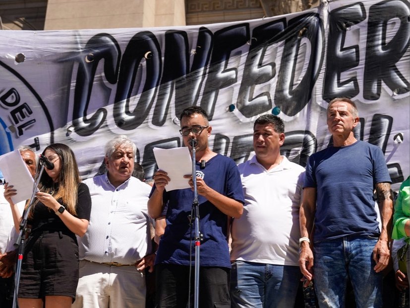 clarincom's tweet photo. LA CGT VUELVE A PEDIR LA SUSPENSIÓN DEL TRASPASO DE LA JUSTICIA LABORAL A LA CIUDAD

La central obrera apeló el fallo que rechazó suspender los artículos de la reforma laboral que disponen el traspaso de la justicia laboral nacional a la Ciudad de Buenos Aires. Presentó un amparo contra los artículos 90 y 91 de la ley, que también prevén la disolución de parte del fuero laboral, incluidos 30 juzgados vacantes y una sala de la Cámara.

Fragmentos del amparo de la CGT

“[El traspaso de la justicia laboral nacional] posee una evidente gravedad institucional que compromete la independencia del Poder Judicial y derechos de especial tutela constitucional como son los de empleados y funcionarios de los Tribunales Nacionales del Trabajo".

"Si no se suspende provisionalmente la ejecución de las normas impugnadas, la sentencia definitiva favorable corre serio riesgo de llegar tarde, cuando ya se hubieren cerrado juzgados, redistribuido causas y personas (empleados, funcionarios y, tal vez, magistrados), alterado la competencia y generado efectos institucionales y humanos de muy difícil reversión".

(+) en Clarín: https://t.co/IFIGYKwT91
