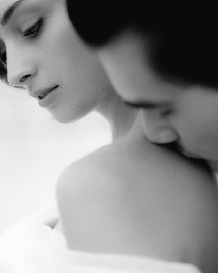 Nos sentimos 
más vivos 
cuando estamos enamorados.

~ John Updike~
✨️