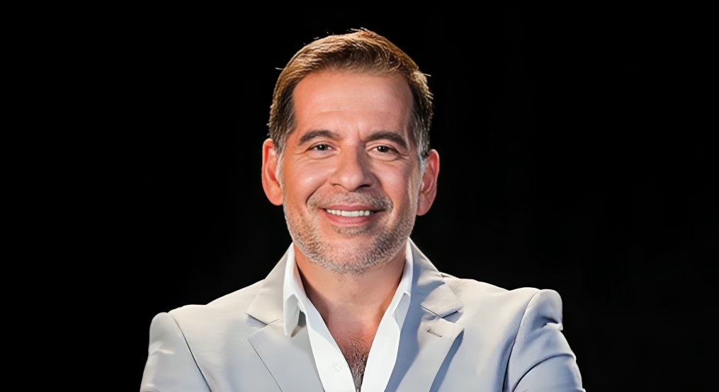 siga_record's tweet photo. Artista chega a #CasaDoPatrão trazendo uma de suas marcas mais reconhecidas: a capacidade de observar o cotidiano, sempre com um olhar popular e bem-humorado ✨ O reality estreia em breve na tela da #RECORD! 

Saiba mais: https://t.co/8wsuC5MGTM https://t.co/IYhPkDvbpY