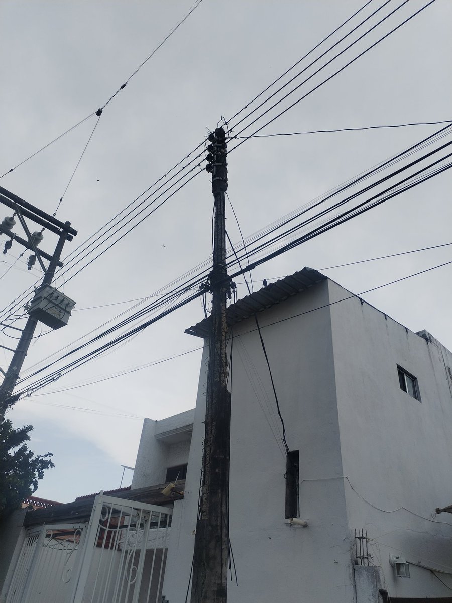 juanherrub's tweet photo. Ya son muchos años que se ha reportado a todas la instancias correspondientes incluyendo a @CFEmx. Es un verdadero peligro. 
Este poste a punto de caer está en la calle de Acayucan entre paseo boca del Río y Pescadores en boca del Río, Ver. https://t.co/957HvHqA0n