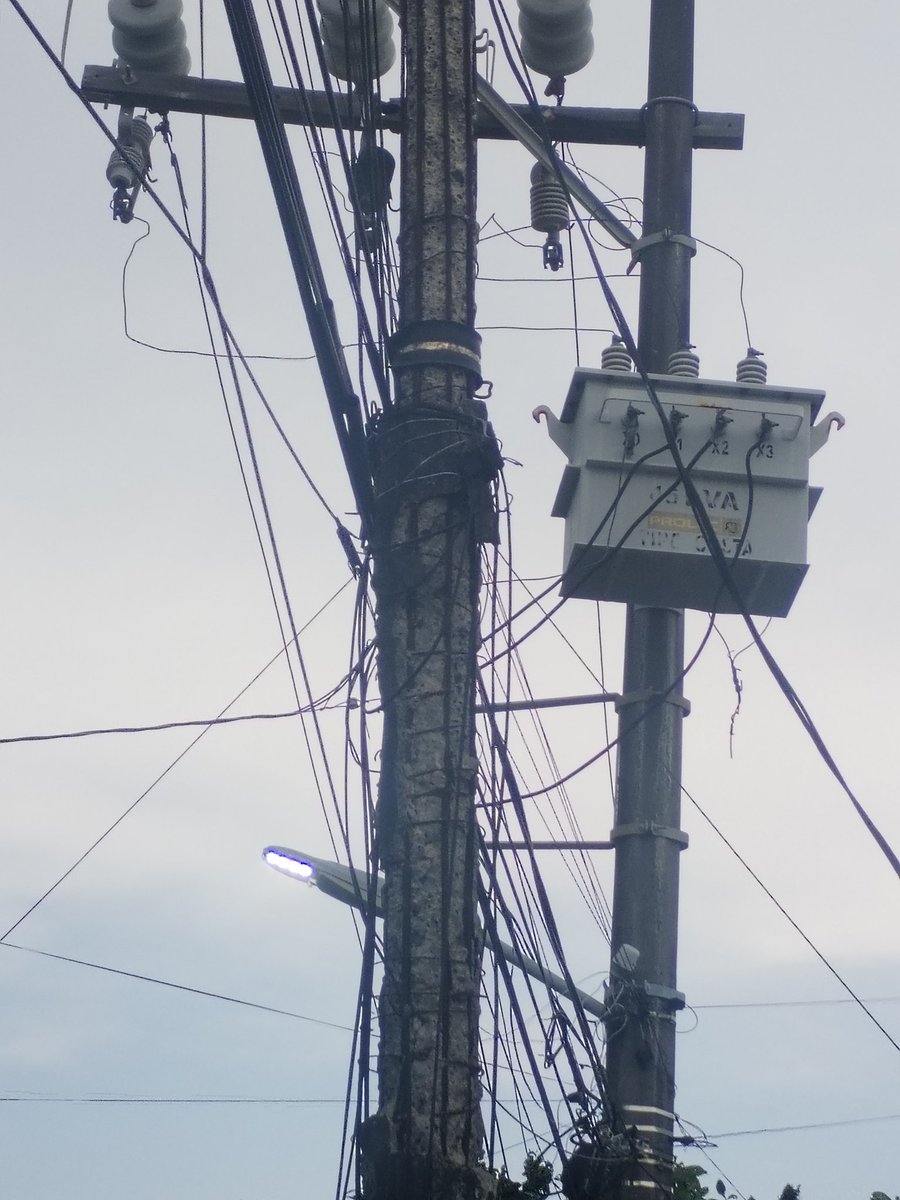 juanherrub's tweet photo. Ya son muchos años que se ha reportado a todas la instancias correspondientes incluyendo a @CFEmx. Es un verdadero peligro. 
Este poste a punto de caer está en la calle de Acayucan entre paseo boca del Río y Pescadores en boca del Río, Ver. https://t.co/957HvHqA0n