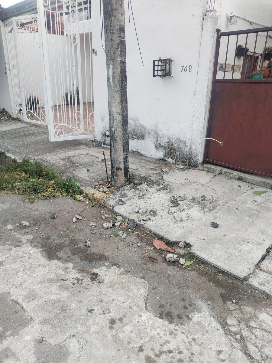 juanherrub's tweet photo. Ya son muchos años que se ha reportado a todas la instancias correspondientes incluyendo a @CFEmx. Es un verdadero peligro. 
Este poste a punto de caer está en la calle de Acayucan entre paseo boca del Río y Pescadores en boca del Río, Ver. https://t.co/957HvHqA0n
