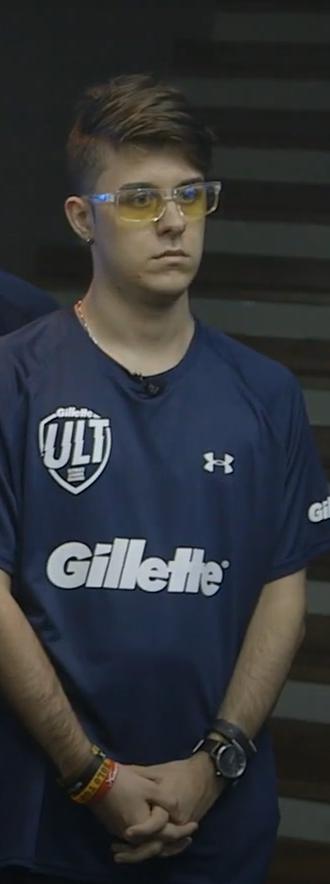 mosse_bernardo's tweet photo. HOJE É ANIVERSÁRIO DO GAROTO PROPAGANDA DA GILLELLETTE @Accezlol 

Gillettudinhos e MACH3 estão com saudades das lives. Desajamos a você muita saúde, felicidades, prosperidade e muita carolzinha pra te indireitar! https://t.co/FdDrEKUbSw