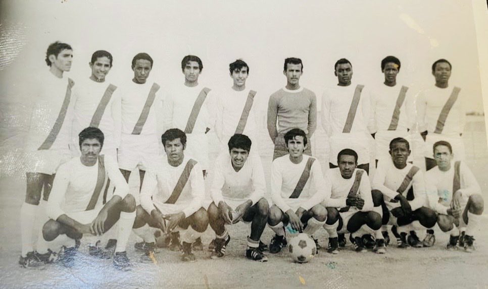 m_kharashi's tweet photo. اجمل الذكريات مع ماضي فات شباب الهلال بداية التسعينات الهجرية لا اتذكر المناسبة للاسف رحم الله الجميع الاحياء منهم و الاموات وجمعنا بهم ووالدينا والمسلمين اجمعين بالفردوس الاعلى يارب العالمين https://t.co/W3tmiWrtMW