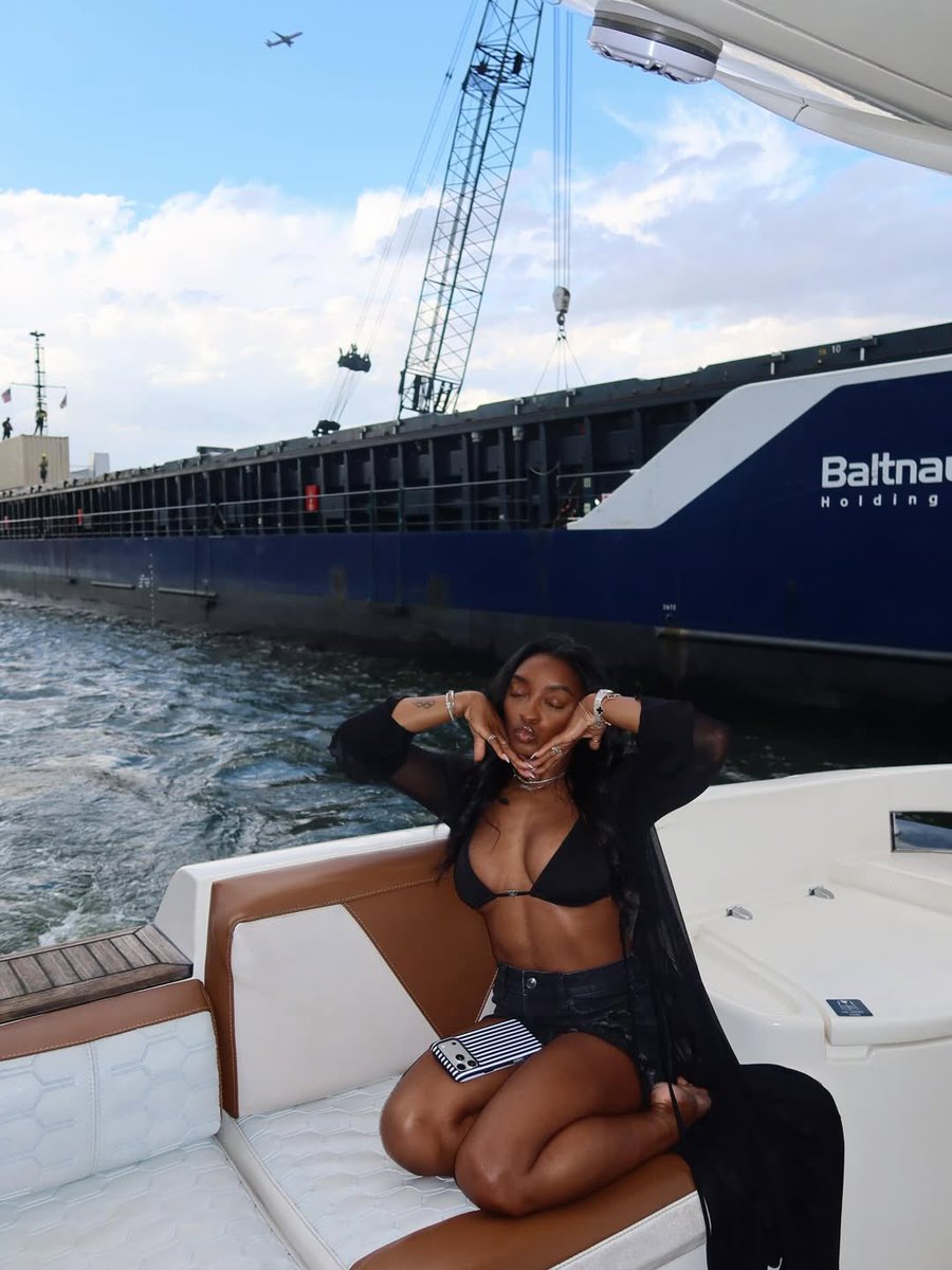 AthleteVanity's tweet image. Happy birthday, Simone Biles 🎉❤️🐐