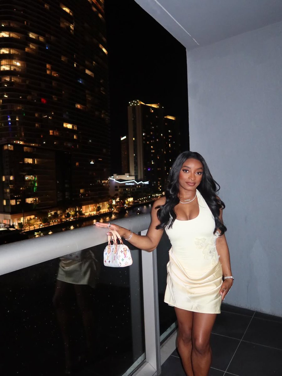 AthleteVanity's tweet image. Happy birthday, Simone Biles 🎉❤️🐐