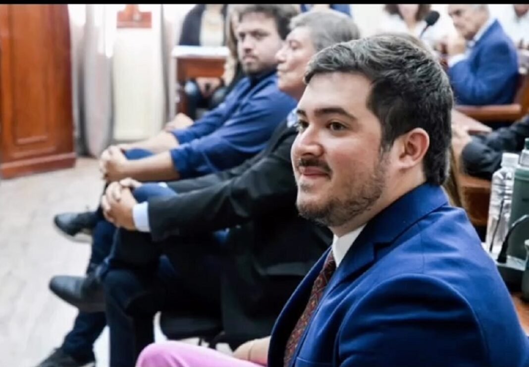 SaltaPolitica's tweet photo. CON LA DEL ESTADO, SIEMPRE 
Franco Biella, hijo de Felipe Biella y sobrino del diputado nacional Bernardo Biella figura como asesor en la Cámara de Diputados y como coordinador del centro cultural Dr. Holver Martínez Borelli de la Universidad Nacional de Salta. https://t.co/LnQ7HzaVY0