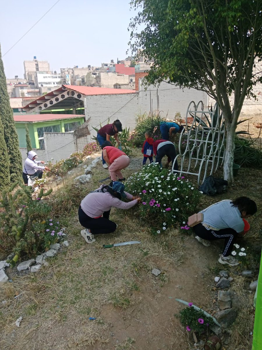 En La Paz, padres de familia, maestros y alumnos de la secundaria “Profesor Luis Córdova Reyes”, en la colonia Mariel, realizaron una jornada de limpieza y mantenimiento para conservar en buenas condiciones las instalaciones y promover un ambiente sano para la comunidad escolar.