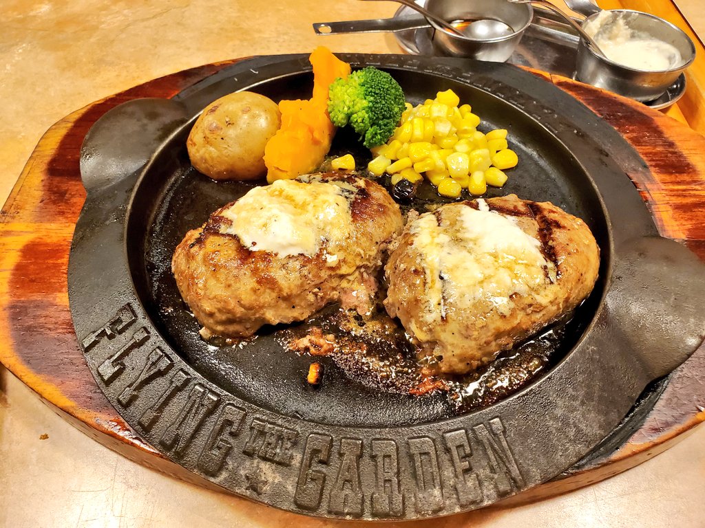 昨日思い立って食べてきたステーキハンバーグ。静岡生まれの私個人的には悔しいけど、コレ、さわやかよりあじが好みかもしれん……(　`ᾥ´　)ｸｯ