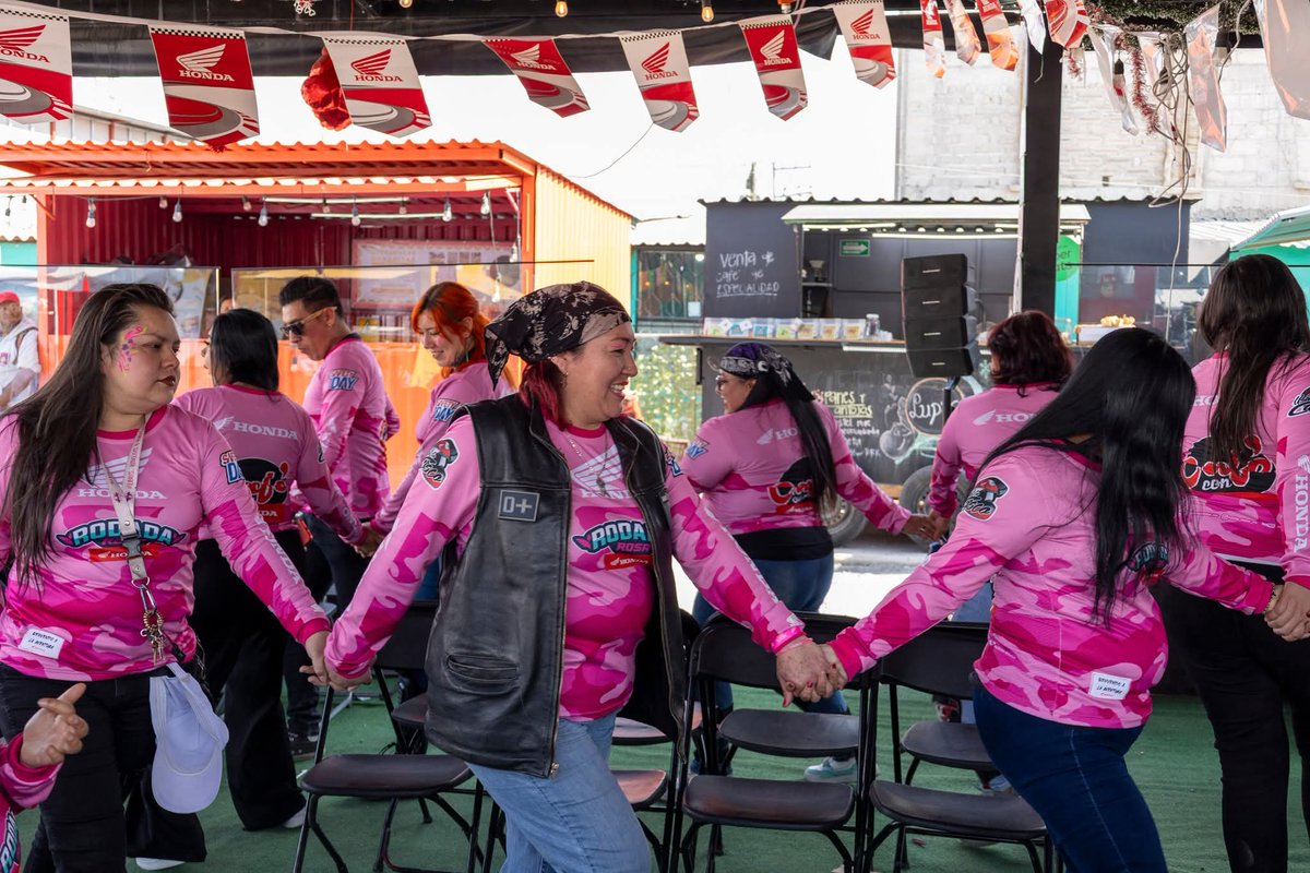 hondamotos_mx's tweet photo. ¡El Edomex se pintó de rosa y la ruta fue suya! 🌸 Gracias a todas las motociclistas que rodaron con nosotros el sábado pasado y al equipo de Honda Motos Daytona por la organización. 🏍️💨
Honda Motos Daytona #RodadaRosa #HondaMotosMX #8M #HondaPowerhouse https://t.co/cUybbhHeRp