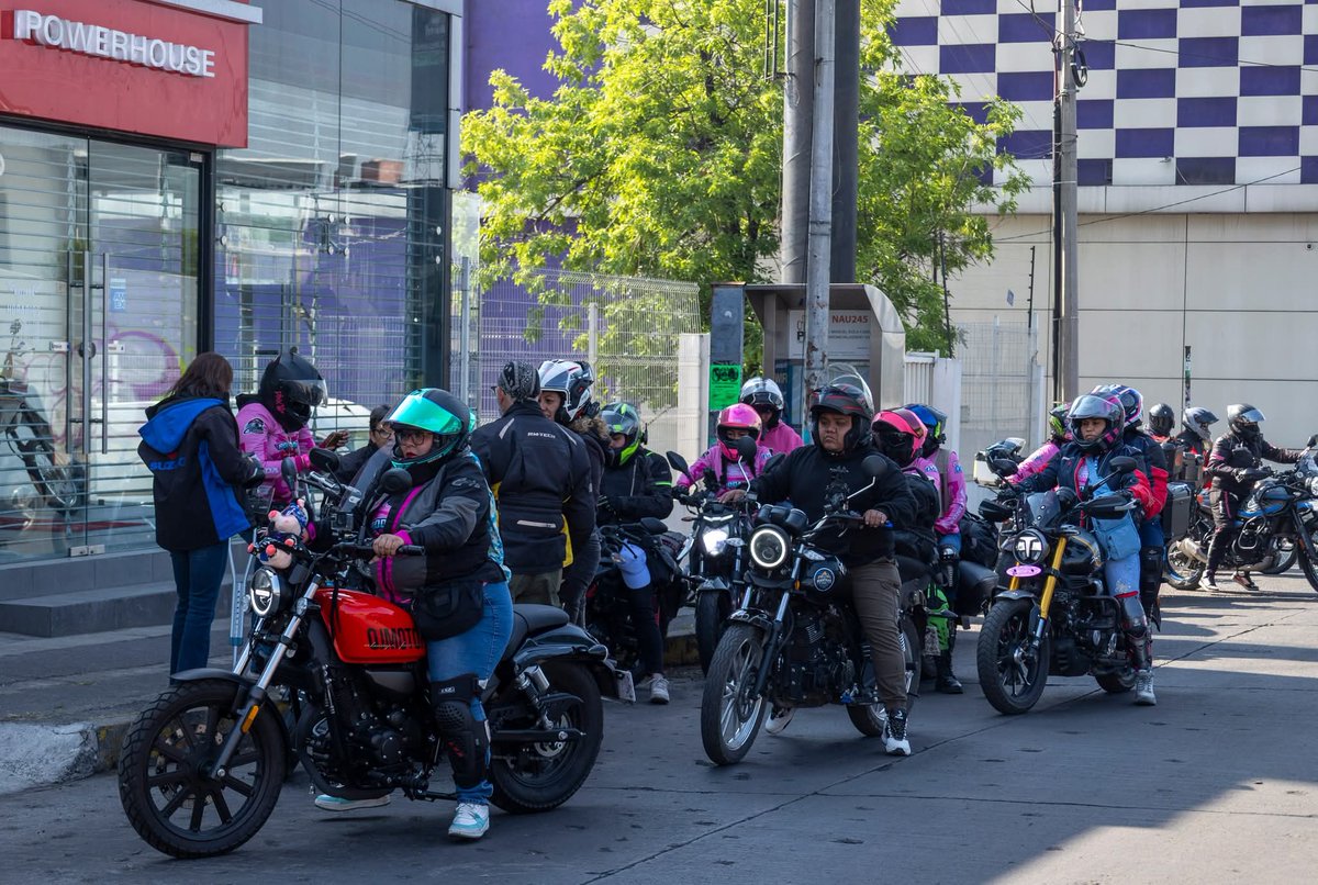 hondamotos_mx's tweet photo. ¡El Edomex se pintó de rosa y la ruta fue suya! 🌸 Gracias a todas las motociclistas que rodaron con nosotros el sábado pasado y al equipo de Honda Motos Daytona por la organización. 🏍️💨
Honda Motos Daytona #RodadaRosa #HondaMotosMX #8M #HondaPowerhouse https://t.co/cUybbhHeRp