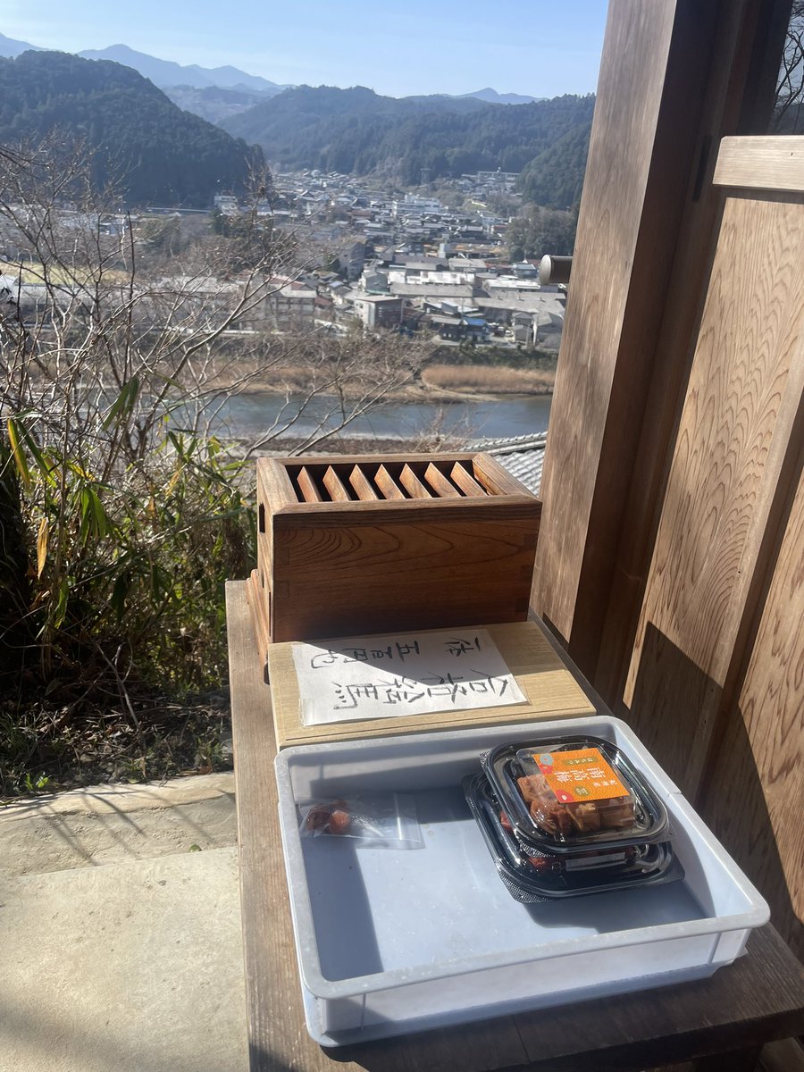 daishiyama's tweet photo. 大師山寺ご利益日記
今年も合格したお礼にと、梅干しが並び始めました！ https://t.co/4oWigGJLPg