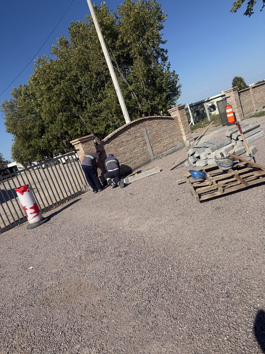 Acordonamientos de jardines entrada de hipódromo. Embellecemos nuestra entrada .💪 <a href="/PajaroEnciso/">Carlos Enciso Christiansen</a> <a href="/AndreaBrugman/">Andrea Brugman</a> <a href="/JoseLuisCurbelo/">José Luis Curbelo</a> devolviendo al contribuyente en obras 👏👏 en equipo es mejor 💪