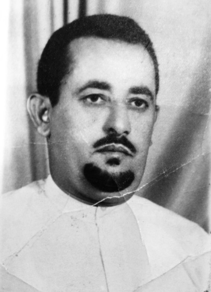 "ما حيلةُ الأشواقِ إن حال الثرى
ما بيننا و القلبُ مدفونٌ معك 
لو مات منّي الصوت ما مات الدُعاء
بل كل "آمينٍ" أتت كي تتبعك"
——

لم يكن والدي رجلاً عادياً؛ كان أبًا عظيمًا محبًا لأبنائه وبناته، وعنواناً للشهامة النابعة من طِيب المعدن، ومثالاً للكرم الذي لا يبتغي وراءه شُكراً ولا