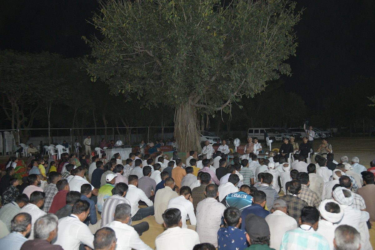 ADevvrat's tweet photo. बनासकांठा जिले के उत्तमपुरा (डांगिया) गांव प्रवास के दौरान ग्रामीणों का जो प्रेम और उत्साह देखने को मिला, वह अभिभूत करने वाला है। किसी भी गांव का सच्चा विकास तभी संभव है जब वहां के लोग एकता, परिश्रम और सामूहिक संकल्प के साथ आगे बढ़ें।

प्राकृतिक कृषि अभियान आज गुजरात में एक जन-आंदोलन बन चुका है। मुझे प्रसन्नता है कि राज्य के 8 लाख किसान प्राकृतिक कृषि अपना चुके हैं। यह पद्धति न केवल लागत घटाती है, बल्कि आने वाली पीढ़ी को स्वस्थ जीवन भी देती है। 

शिक्षा के बिना किसी का उद्धार संभव नहीं है। ग्रामवासियों से आग्रह किया कि बिना किसी भेदभाव के गांव के हर बेटे-बेटी को श्रेष्ठ शिक्षा दिलाएं। शिक्षा ही समाज के सर्वांगीण विकास की मजबूत नींव है। 

पूज्य बापू के विचारों को अपनाते हुए सप्ताह में कम से कम 60 मिनट गांव की स्वच्छता को दें। साथ ही, बच्चों के जन्मदिन पर भारतीय प्रजाति के वृक्ष लगाएं। यदि तीन साल हम इन पौधों को संभालेंगे, तो भविष्य में यह वृक्ष हमें और हमारे पर्यावरण को संभालेंगे। 

हमारे पशुपालक भाई-बहन गायों की नस्ल सुधारने के लिए 'सेक्स सॉर्टेड सीमन' जैसी आधुनिक और सस्ती पद्धतियों को अपनाएं, जिससे कम खर्च में बेहतर दुग्ध उत्पादन और आय में वृद्धि हो सके। 

जब हम निष्ठा से प्रयास करते हैं, तो प्रकृति भी हमारा साथ देती है। प्रधानमंत्री श्री नरेन्द्र मोदी जी के नेतृत्व में 'विकसित भारत' के संकल्प को सिद्ध करने के लिए हमारे गांवों का जागरूक होना अनिवार्य है। नशामुक्त, स्वच्छ और शिक्षित गांव ही आदर्श समाज की पहचान है।