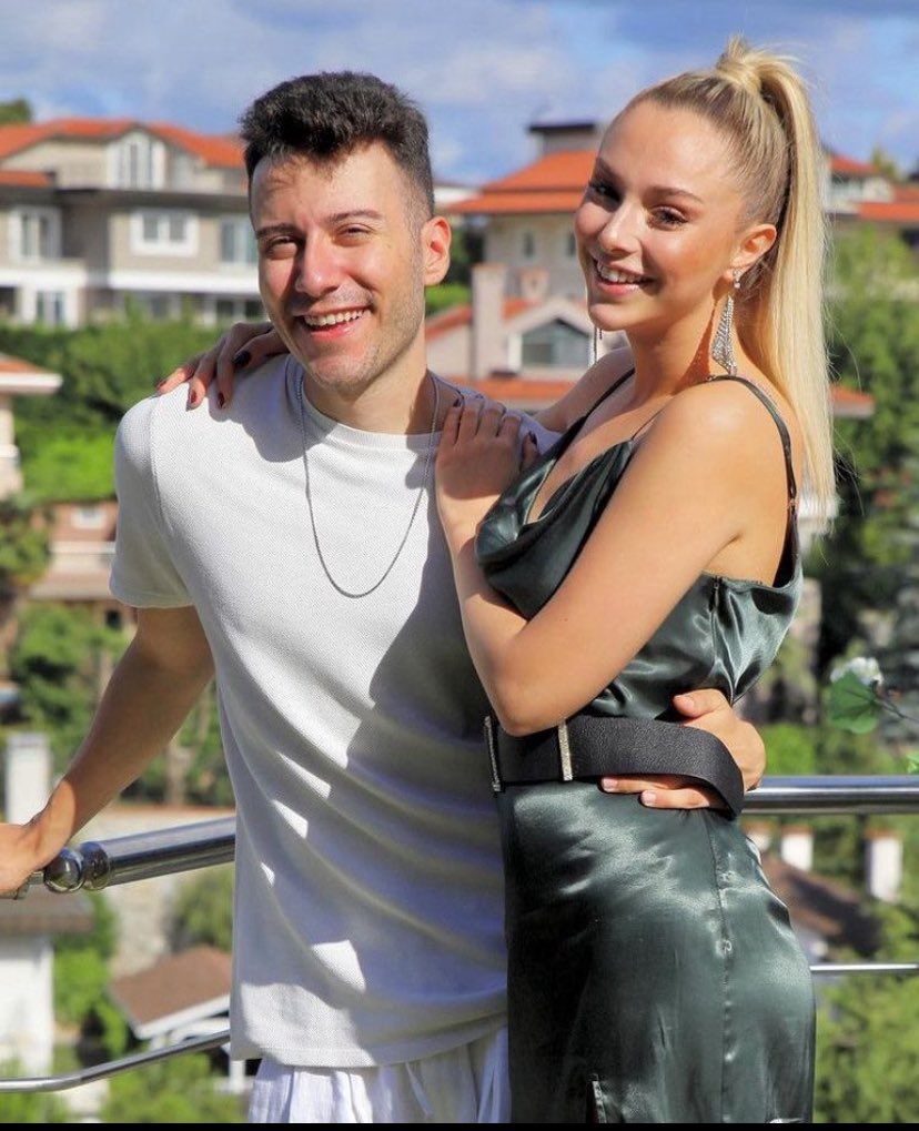 Paparazidefteri's tweet photo. Uzun süredir birbirlerini takip etmeyen Ece Naz Üçer ve Enes Batur’un yeniden takipleşmeye başladığı fark edildi. Bu hamle özellikle Enes Batur’un son videosunun ardından gerçekleşmesiyle kısa sürede gündem oldu.#enesbatur https://t.co/RHZNbDNgYS