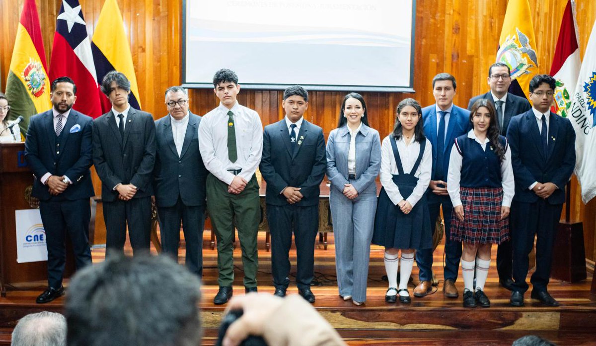 infolojaec's tweet photo. #InfoLoja | Se posesionó el #Parlamento Andino Juvenil de #Loja. @veronicaariasf  https://t.co/vtp7DoZb9P https://t.co/oEJna9id6z