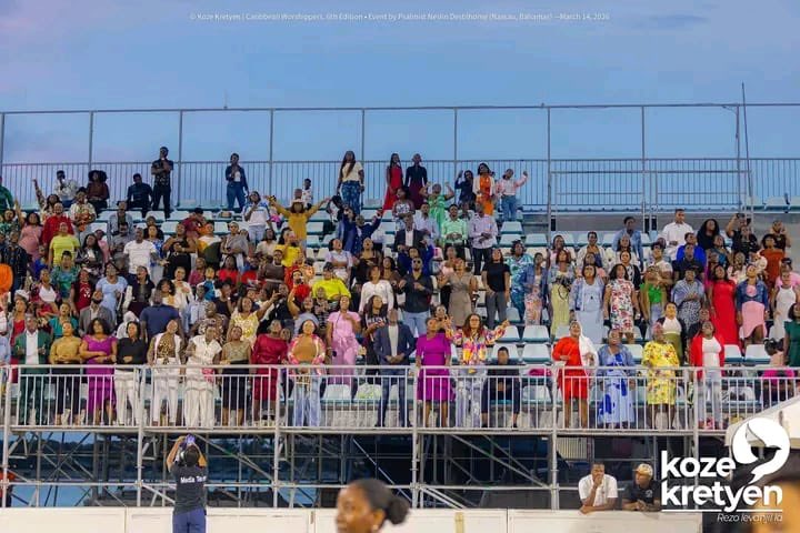 LaTribuneNews7's tweet photo. La 6ᵉ édition du Caribbean Worshippers, dirigée par Neslin Destilhomme : une soirée de foi et de communion réussie à Nassau

Ce samedi 14 mars 2026, le Bahamas Beach Soccer Stadium a vibré au rythme de la louange et de l’adoration à l’occasion de la 6ᵉ édition du grand concert évangélique Caribbean Worshippers, organisé par l’évangéliste et producteur Neslin Destilhomme à travers Destilhomme Production. Placé sous le thème inspirant « Beni Beni Nèt », cet événement spirituel a rassemblé une foule immense venue célébrer la foi, la musique et l’unité chrétienne.

Dès les premières heures de la soirée, le stade s’est transformé en un véritable lieu de communion spirituelle. Des fidèles, des leaders religieux et des passionnés de musique gospel se sont réunis pour vivre un moment exceptionnel marqué par la prière, la louange et la fraternité. La réussite de cette sixième édition confirme une fois de plus l’importance grandissante de Caribbean Worshippers dans le paysage spirituel et culturel de la diaspora haïtienne aux Bahamas.

La scène a accueilli plusieurs artistes gospel de renom qui ont transporté le public dans une profonde expérience d’adoration. Parmi eux figuraient notamment Neslin Destilhomme, Williadelle Denervil, Joy Clerf Derisier, Rachelle Demostherne, Jadorte Jay Oslien, Emmanuel Coriolan et Loutchina Decius. Leurs prestations vibrantes, mêlant chants, prières et témoignages, ont profondément touché l’assistance et suscité des moments intenses de recueillement et de célébration.

Plusieurs leaders spirituels ont également pris part à cette grande rencontre de foi. Parmi eux, les pasteurs Carlos Pierre, Samuel Robuste, Caleb Marthelus, Bigot Luxoner, Garvens Saint-Hilaire, Joanem Floreal, Charles Tranchant, Ronald Alexandre ainsi qu’Emmanuel Coriolan, aux côtés de représentants de la Ligue des pasteurs haïtiens aux Bahamas. Leur présence a renforcé la dimension spirituelle et communautaire de l’événement, transformant ce concert en un véritable rassemblement de foi pour la communauté haïtienne et ses amis.

La soirée a également été marquée par la présence de l’ambassadeur d’Haïti aux Bahamas, M. Dern Jovens Bonhomme, accompagné de toute l’équipe de l’Ambassade. Leur participation témoigne de l’importance de ce type d’initiative, qui contribue à renforcer les liens culturels, spirituels et communautaires au sein de la diaspora haïtienne vivant aux Bahamas.

L’événement a attiré non seulement des résidents des Bahamas, mais également des délégations venues du Canada, des États-Unis, de la République d’Haïti et d’autres pays. Cette diversité de participants illustre l’ampleur internationale que prend progressivement Caribbean Worshippers, devenu au fil des années un rendez-vous incontournable pour les amoureux de la musique gospel et de l’adoration.

Grâce à une organisation rigoureuse, une programmation artistique de grande qualité et une participation massive du public, cette sixième édition a été saluée comme une réussite totale. Les chants d’adoration, les messages spirituels et l’atmosphère de fraternité ont laissé une empreinte profonde dans le cœur des participants.

Fort de ce succès, l’évangéliste Neslin Destilhomme poursuit sa mission de porter la louange au-delà des frontières. Il est déjà annoncé qu’il se rendra prochainement en France au mois d’avril pour un grand concert spirituel, poursuivant ainsi son engagement à diffuser un message d’espoir, de foi et de bénédiction à travers la musique et l’évangélisation.

La 6ᵉ édition du Caribbean Worshippers restera sans aucun doute gravée dans les mémoires comme une soirée exceptionnelle où la musique, la foi et l’unité ont triomphé, rappelant à tous la puissance rassembleuse de l’adoration.