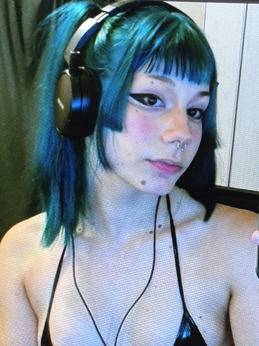 omgkalliope's tweet photo. alguém faz um tribute pra essa foto pfv? 
#cumtributeِs https://t.co/3jF7nVoPDv