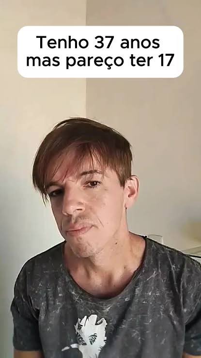 Quinta falaram comigo que eu parecia ter 21 anos. Ai tirei uma foto e aprecei esse fio branco enorme e eu fiquei pensando: será que eu virei o moço de 37 que parece ter 17 anos?
