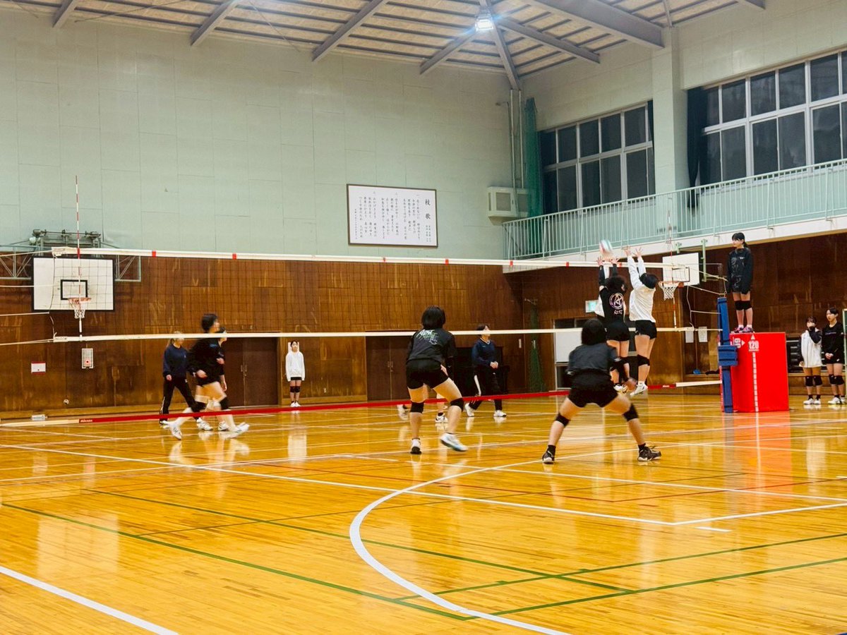 JHS8_U14's tweet photo. 令和7年度、締めくくりの追出し試合🏐

卒部生3��全てが、高校でもバレーを続けてくれます😊
指導者としては嬉しく思いますね❣️

駆けつけてくれた、OGの方々並びに保護者の皆様、ありがとうございました。

有意義なゲームができました。

高校卒業のOGも、大学でバレーするみたいです👍 https://t.co/8doaaEwddX