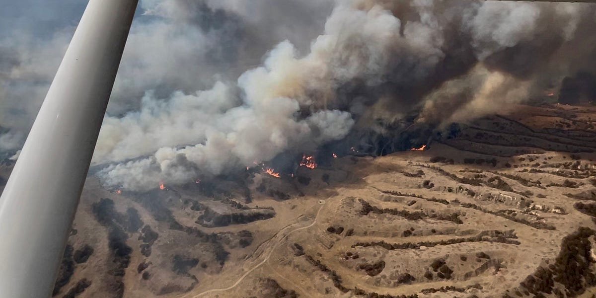 USAS_WW1's tweet image. #wildfires #fire #MorrillFire #NEWX: Nebraska has 20+ fires with 700,000 acres burned! Morrill Fire in Morrill County is 572,000+ acres and now one of USA's top 10 fires ever. 1 dead. 🔥🚒🧯🧑‍🚒🚁🙏
↖️ Nebraska State Patrol. 
↗️ @newsbreakApp. 
↙️↘️ facebook.com/Morrillfire.