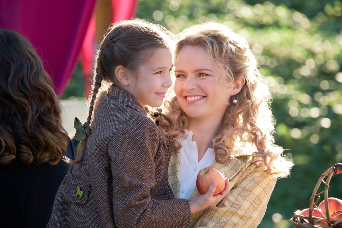 When Calls the Heart tweet media