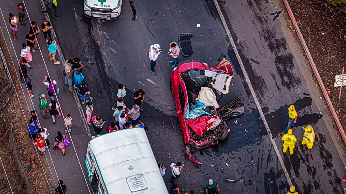 NCES_1's tweet photo. ⚠️ ACCIDENTE EN EL TULE DEJA UN FALLECIDO

Un conductor murió tras chocar con un bus de la ruta 170, en el sentido de San Salvador hacia Chalatenango.

Autoridades indican que el vehículo iba rebasando carril. 4 personas resultaron lesionadas.

Atendió Cruz Verde Tejutla. 🚑⚠️ https://t.co/6aQ4YpknKm