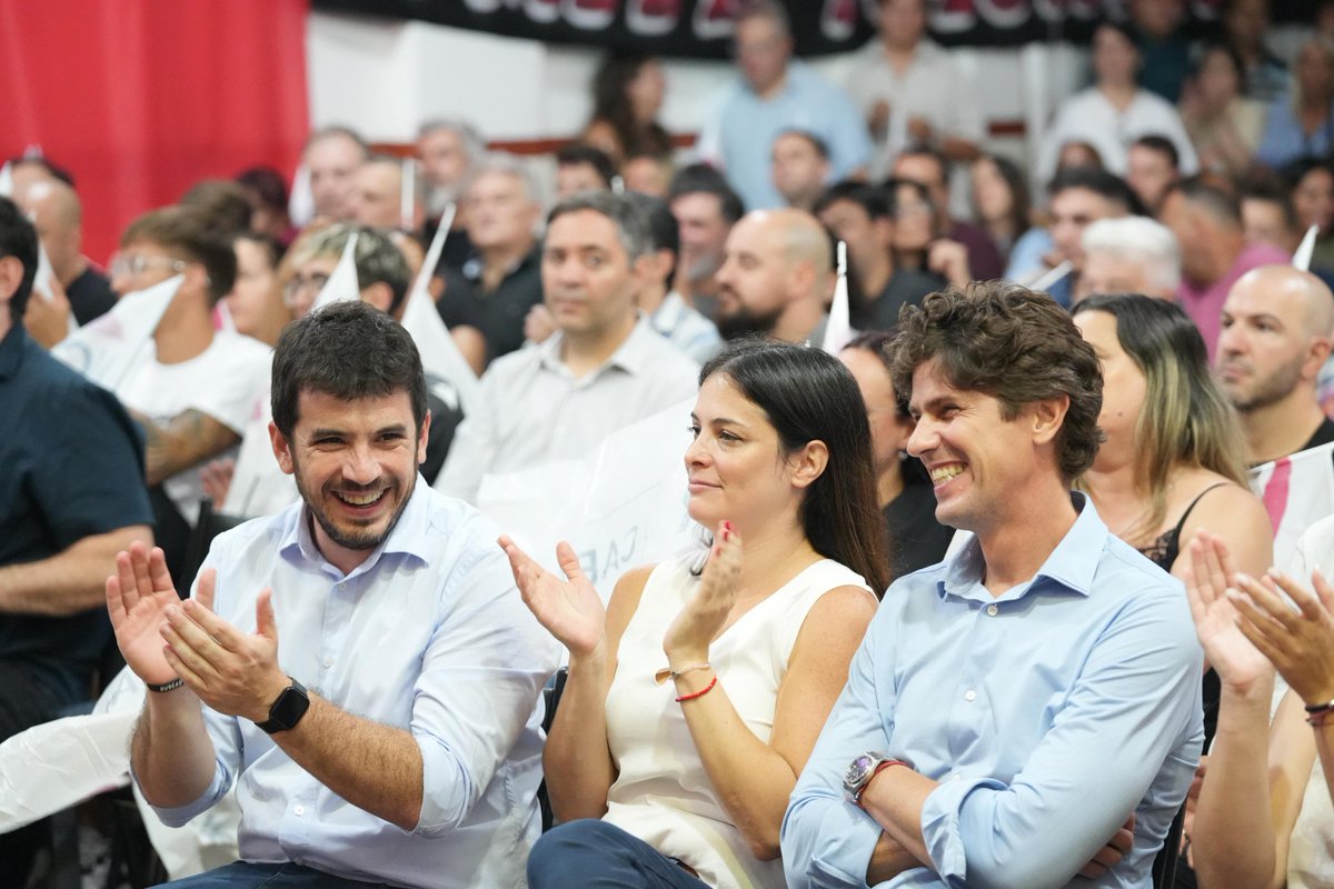 #CABA | RENOVACIÓN DE AUTORIDADES PORTEÑAS 🇦🇷🇵🇱

Estuvimos presentes en el recambio de autoridades de la <a href="/UCRCapital/">UCR CABA</a>. Felicitamos a <a href="/hernanrossi_ok/">Hernán Rossi</a> por asumir la presidencia del radicalismo porteño con Juan Loupias en la Secretaría General junto a la nueva Mesa de Conducción.