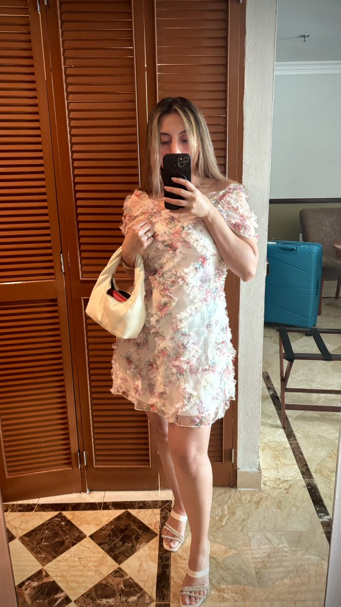 CMS3091's tweet photo. A veces no me gusta ser tan guapa, pero uno debe aceptarse como Dios la hizo.🤷🏻‍♀️ https://t.co/dEG1WUBGQO