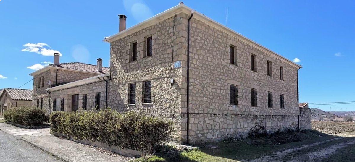 casa_cuartel's tweet photo. #cadadíauncuartel (1534)
Hoy vamos a conocer la antigua #casacuartel de #Selas (Guadalajara):
📐 Ángel de la Morena Suárez
💶 Ayuntamiento de Selas
🗓 ca. 1956
📍 40,95329° N, 2,09951° O
🏘️ ¿8?
1/4 https://t.co/7mDylP9YqM