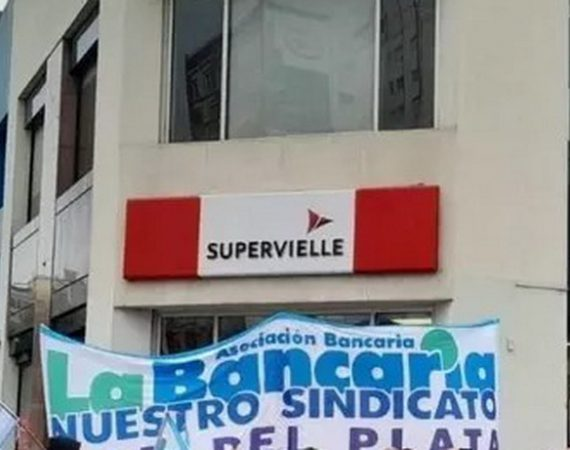 Trabajadores del Banco Supervielle en estado de alerta ante posibles cierres y despidos
elretratodehoy.com.ar/2026/03/16/tra…