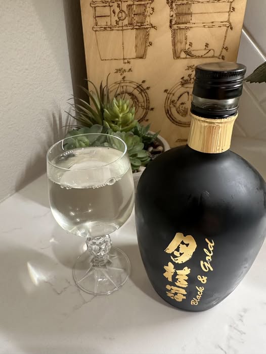 EllaAgnesa's tweet photo. went to my favorite restaurant today, but I felt the dishes were a little on the greasy side. It was the perfect opportunity to try the sake a friend just gave me https://t.co/4Ril0YpafH