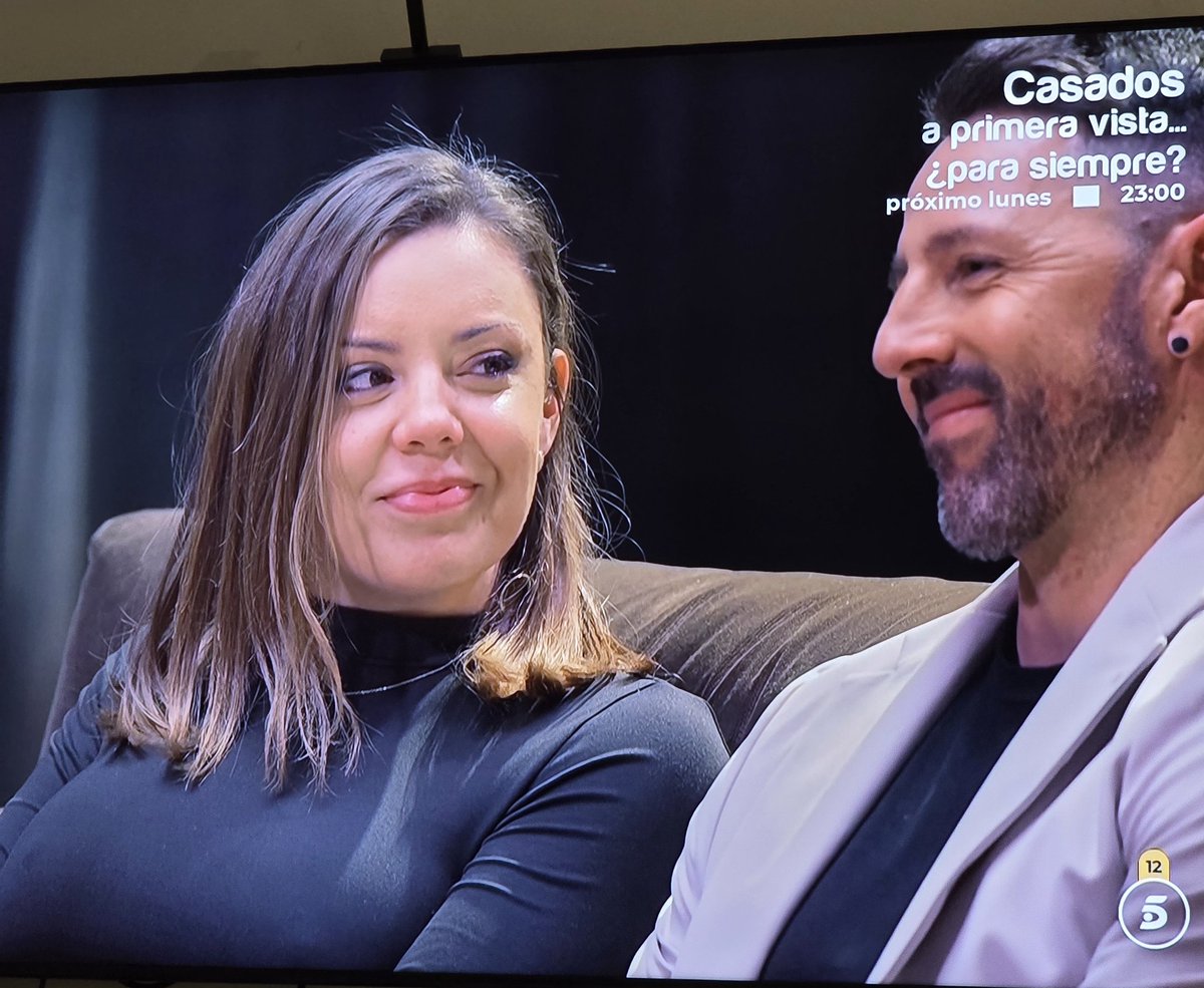 Paulxheda98's tweet photo. alguien que te mire como Luija mira a Ana y Ana mira a Luija 🥹

#CasadosReencuentro https://t.co/MwD1CyJ4ys