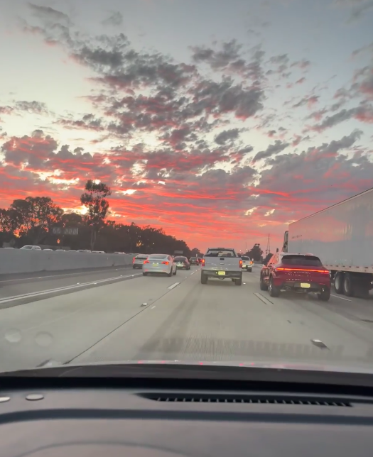 Hy_tc1's tweet photo. It seems to be all over Los Angeles and Orange County even being stuck in traffic feels romantic!
#BeautifulSunset #FieryClouds #SunsetGlow #PicturesqueSunset #California #OrangeCounty #AfterSunset #CaliforniaLife https://t.co/OjmH4RVuf7